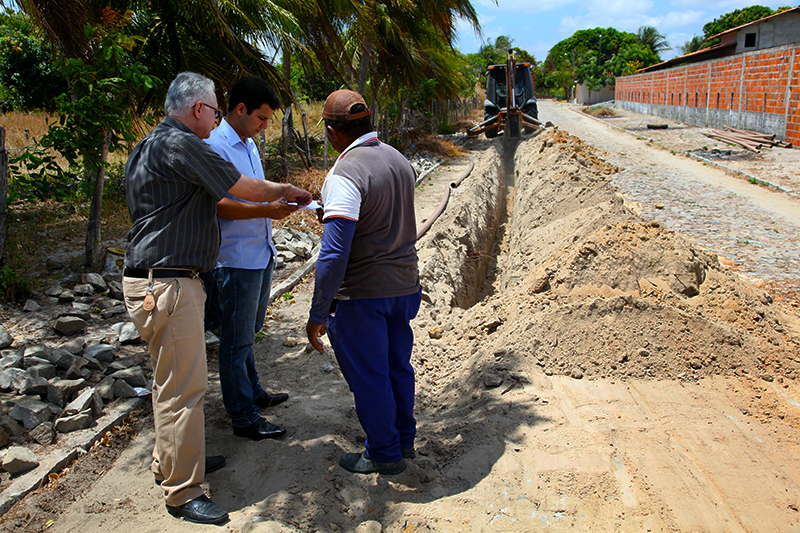 Prefeitura leva água para a comunidade do Vila Nova