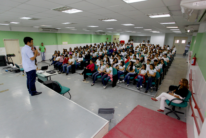 Prefeito Júnior ministra palestra sobre aleitamento para alunos da Escola Profissional