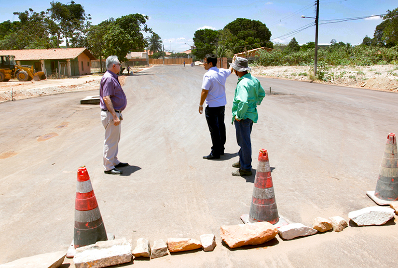 Prefeito visita obras da nova via de acesso ao Hospital Amadeu Sá