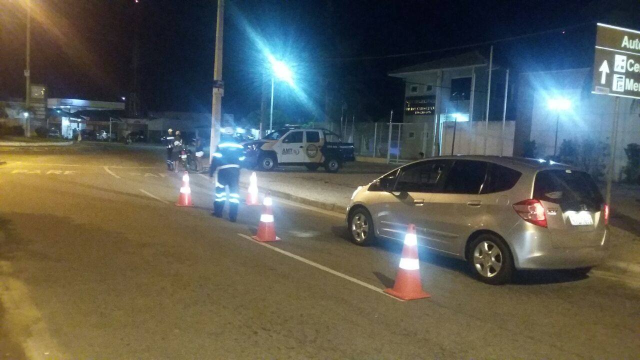 Blitz DETRAN com apoio da GME, AMT, Polícia Civil e Polícia Militar.