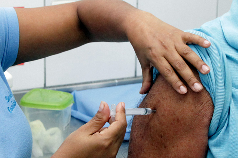 Eusébio inicia vacinação contra Influenza e pede a população que evite corrida aos postos de saúde