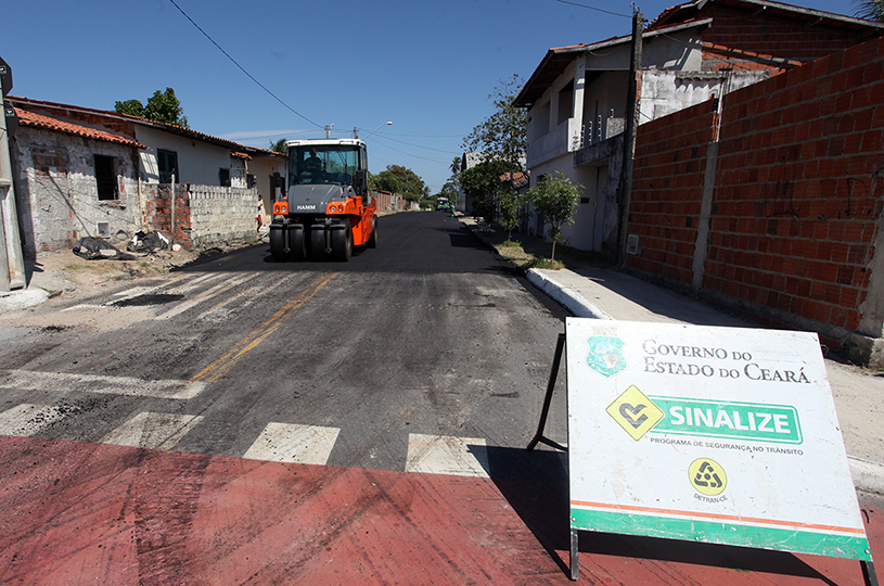 Onze ruas da Precabura e Cararu recebem pavimentação asfáltica