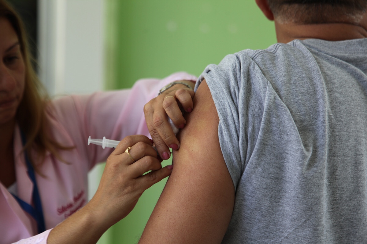 Eusébio inicia vacinação contra Influenza para idosos e profissionais de saúde