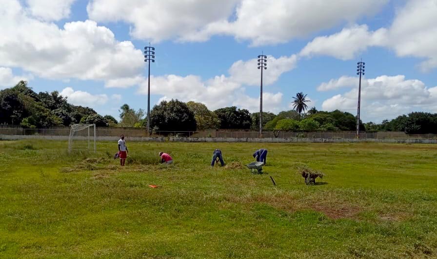 Prefeitura de Eusébio realiza limpeza do Estádio Municipal
