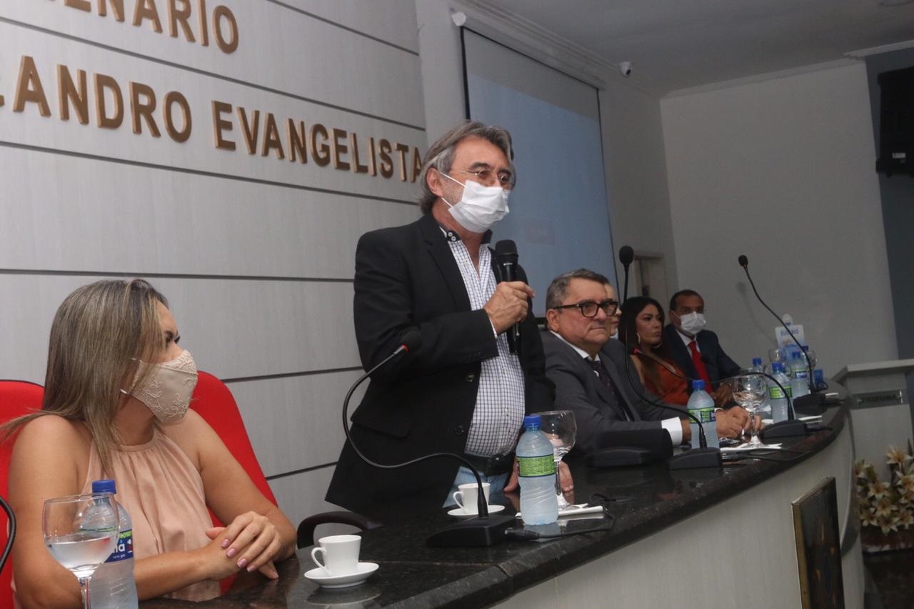 Prefeito Acilon e a vice Lucinha Feitosa tomam posse na Câmara Municipal de Eusébio