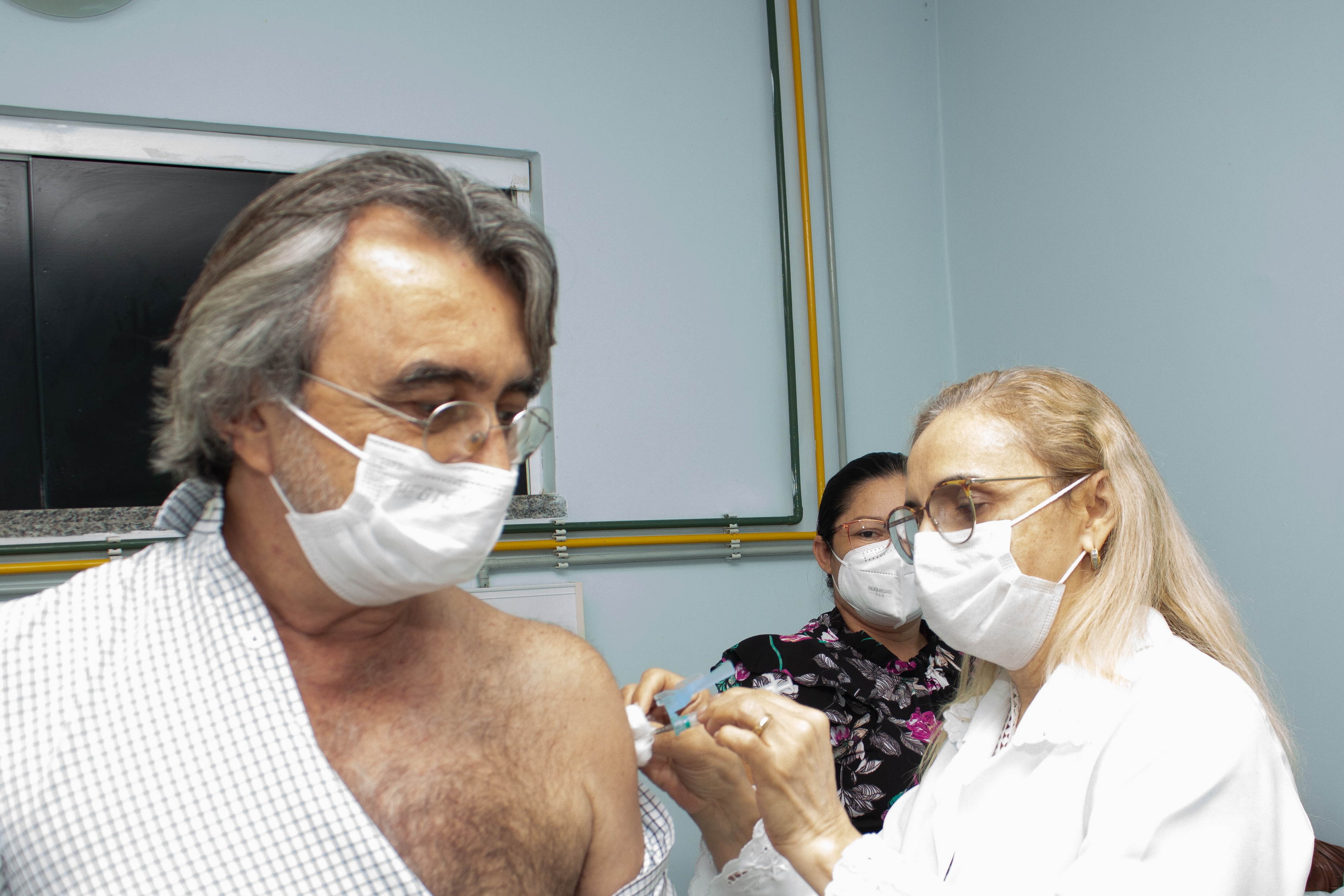 Eusébio inicia vacinação contra Covid-19 em profissionais de Saúde e idosos acima de 75 anos