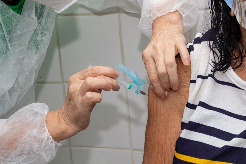 Eusébio avança na vacinação contra Covid-19 e aplica segunda dose em idosos a partir de 75 anos acamados neste feriado de Tiradentes