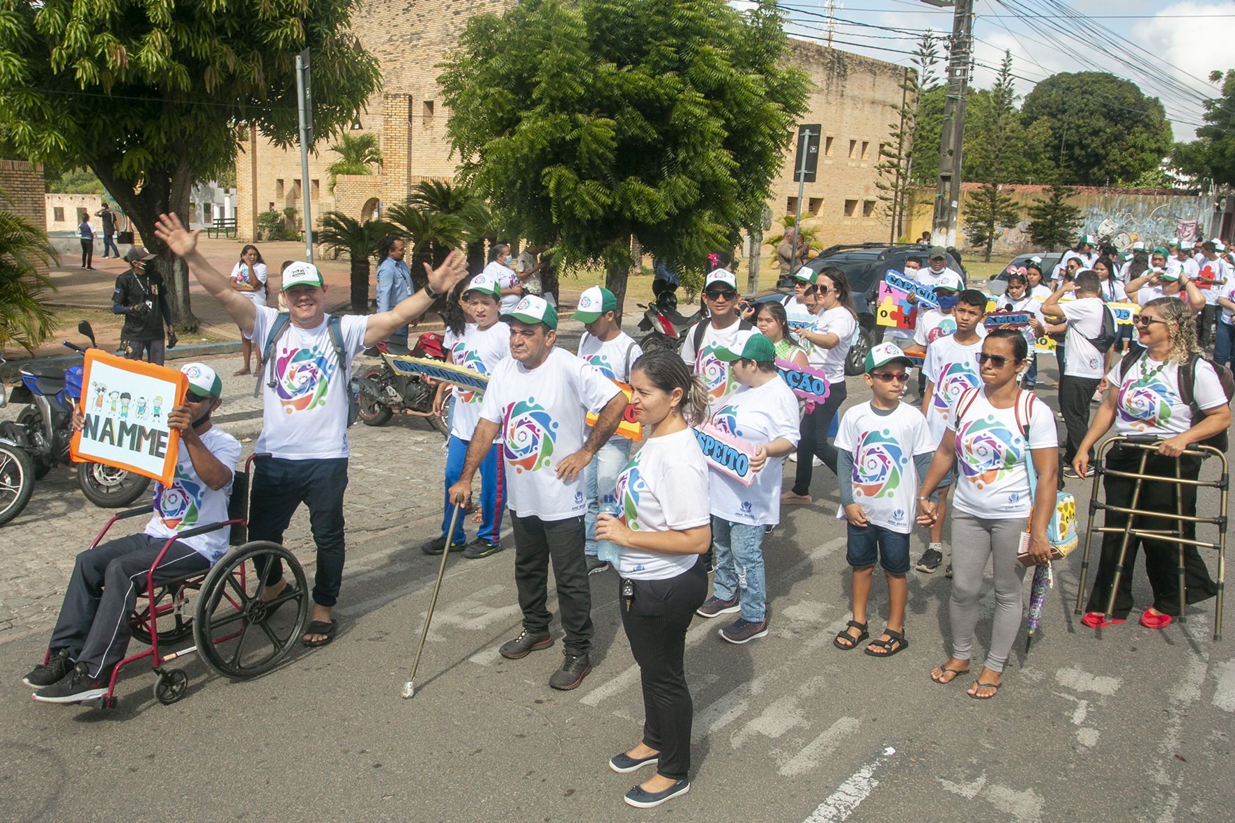 Namme e Apae realizam caminhada em alusão a Semana da Pessoa com Deficiência