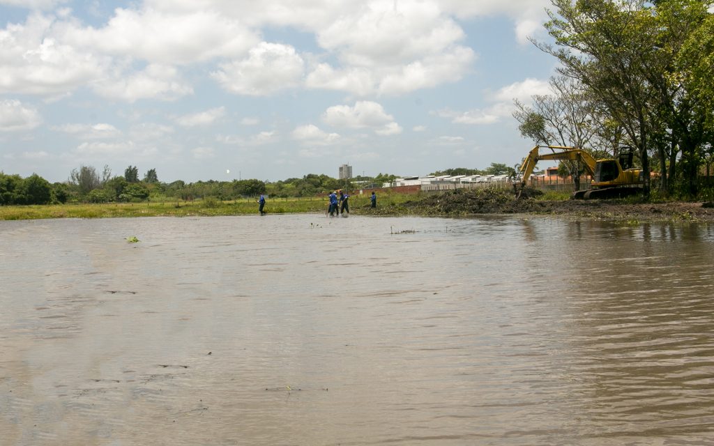 Prefeitura de Eusébio inicia limpeza da Lagoa dos Pássaros