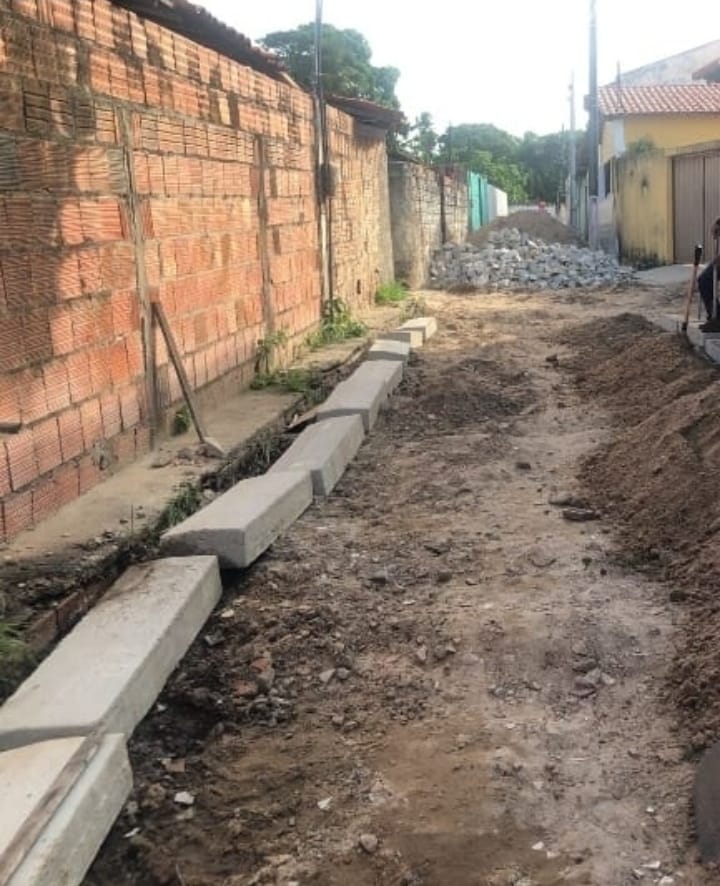 Prefeitura realiza obras de pavimentação em pedra tosca nos bairros Mangabeira, Timbú e Coité