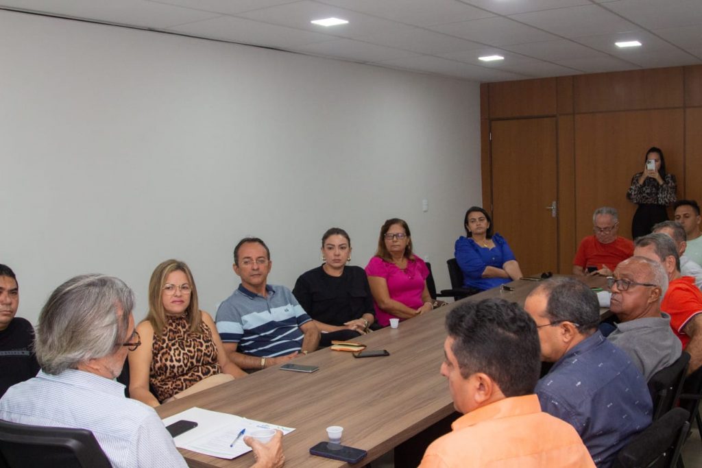 Prefeito Acilon Gonçalves se reúne com vereadores para tratar da segurança nas Escolas