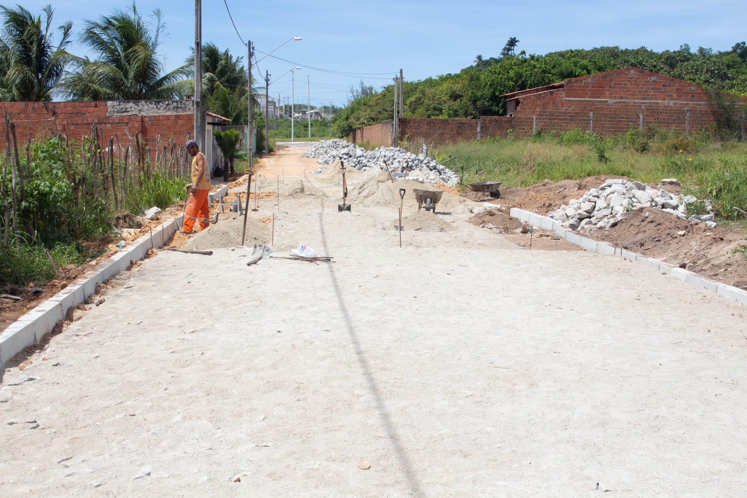 Secretaria de Obras de Eusébio inicia serviços de pavimentação e drenagem em oito bairros