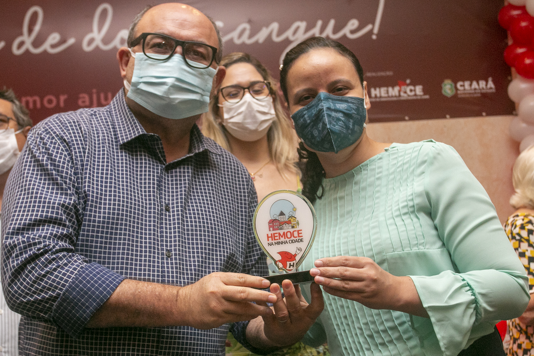 Eusébio recebe troféu Município Cidadão por seu apoio a doação de sangue para o Hemoce