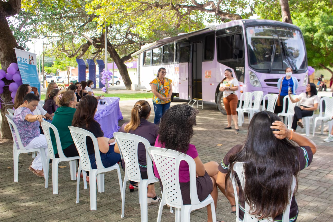 Ônibus Lilás realiza roda de conversa com mulheres na Praça do Polo