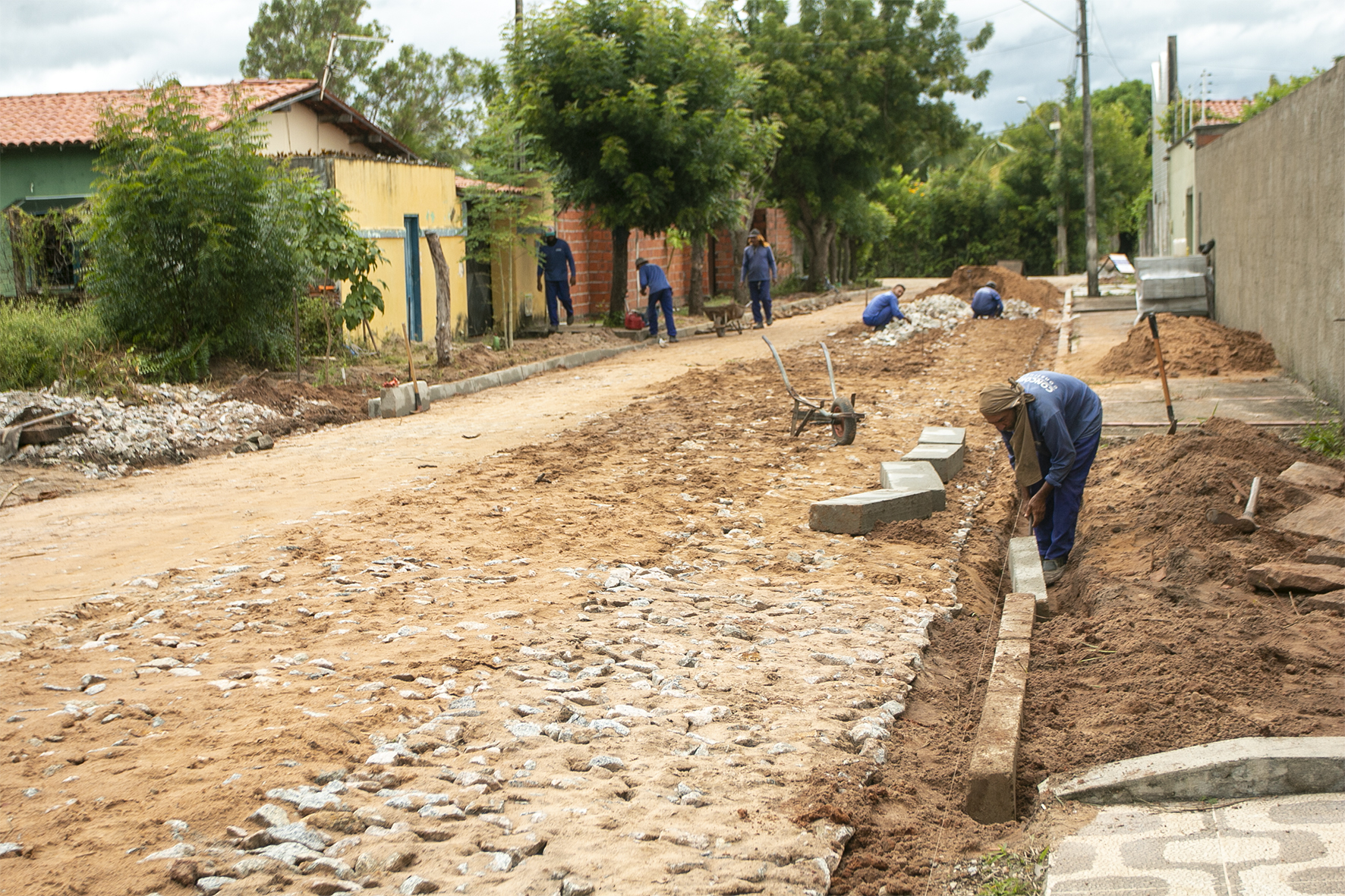Obras de pavimentação em pedra tosca no bairro Cararu serão concluídas em junho