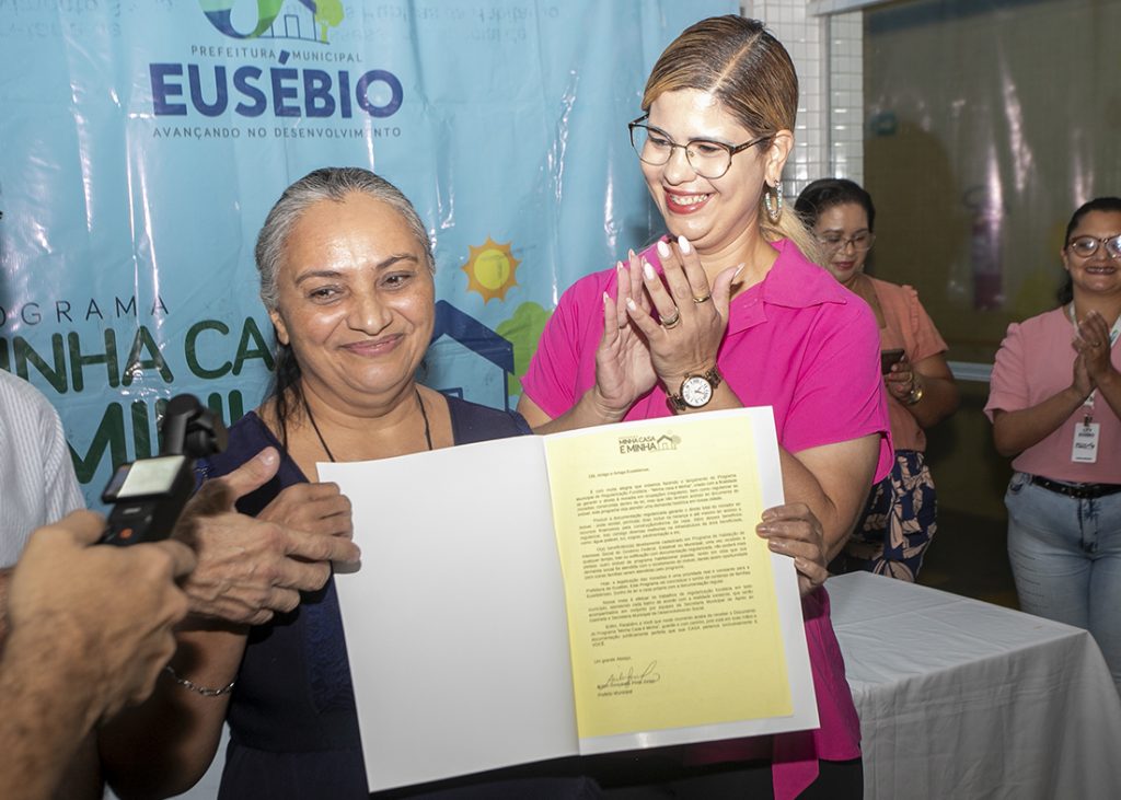 Moradores do Conjunto Habitacional recebem documentos do Minha Casa é Minha