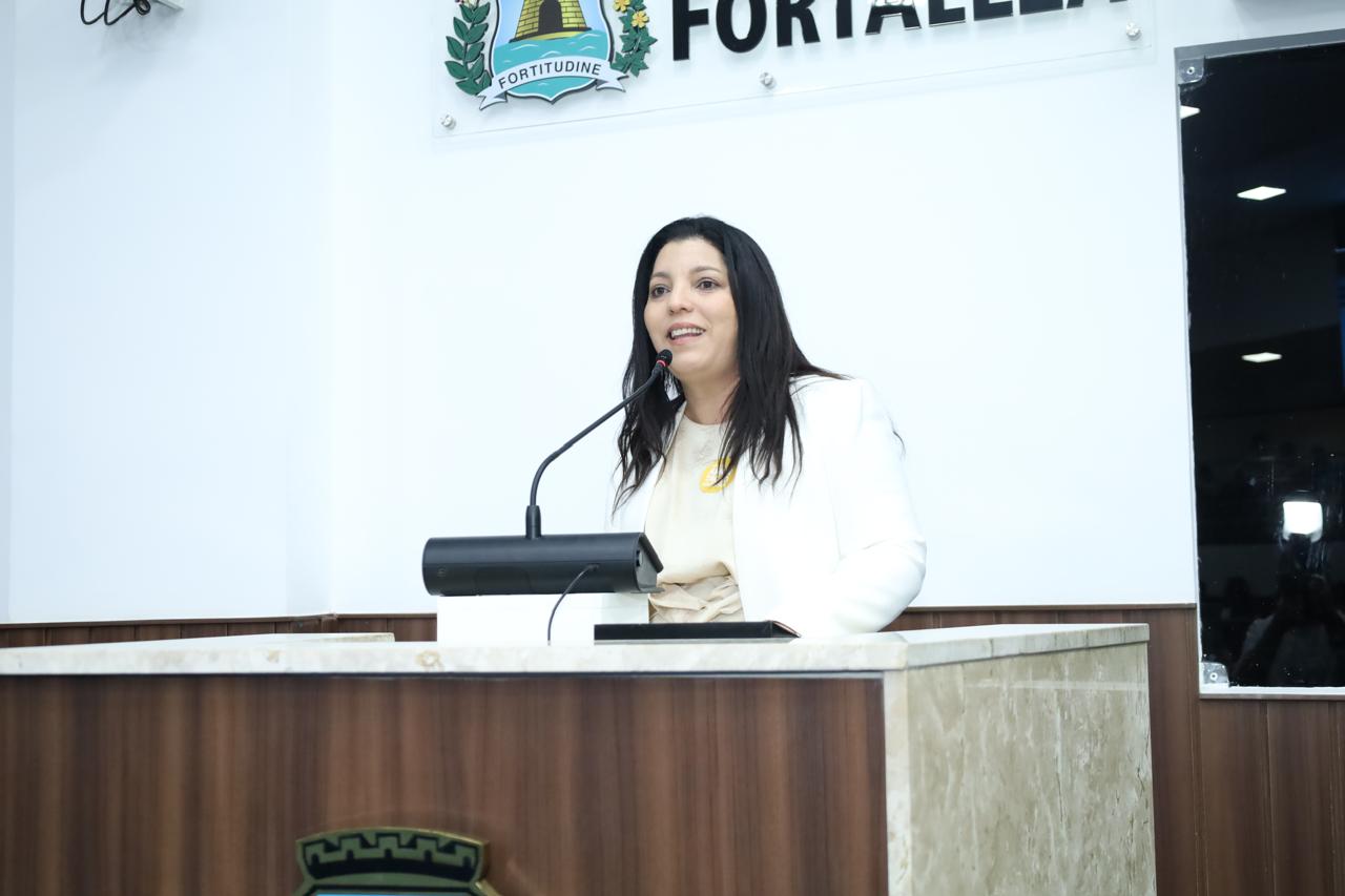 Assessora de Políticas sobre Drogas de Eusébio é homenageada na Câmara Municipal de Fortaleza