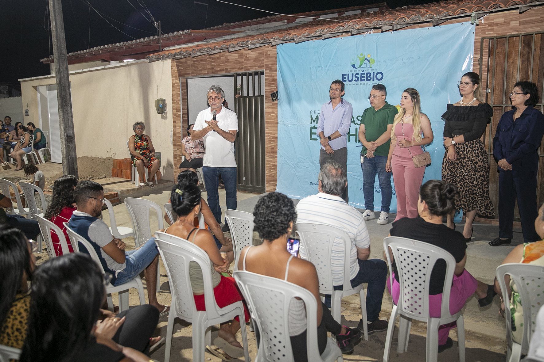 Prefeitura de Eusébio entrega documento do Programa Minha Casa é Minha para moradores do Vereda Tropical